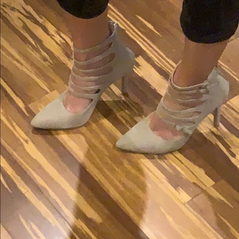 Zipper caged pumps